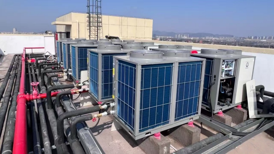 Öz-özünə tikilmiş fabrik binaları parkda aşağı karbonlu enerji təchizatı üçün yeni model yaradan iki mənbəli istilik nasos sistemləri ilə təchiz edilmişdir.
